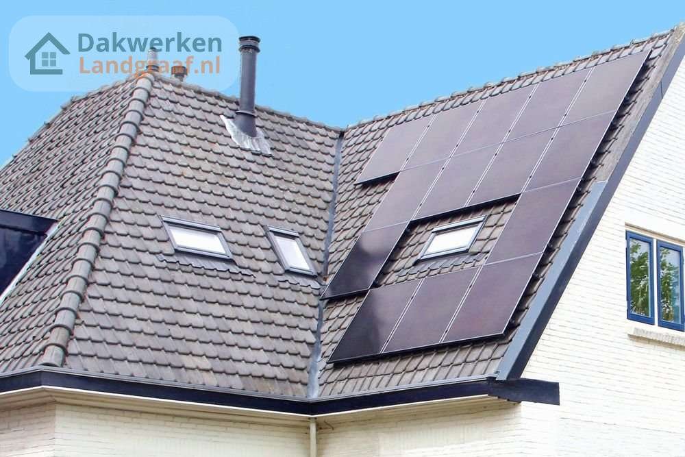 Dakpannen met zonnepanelen en kilgoot