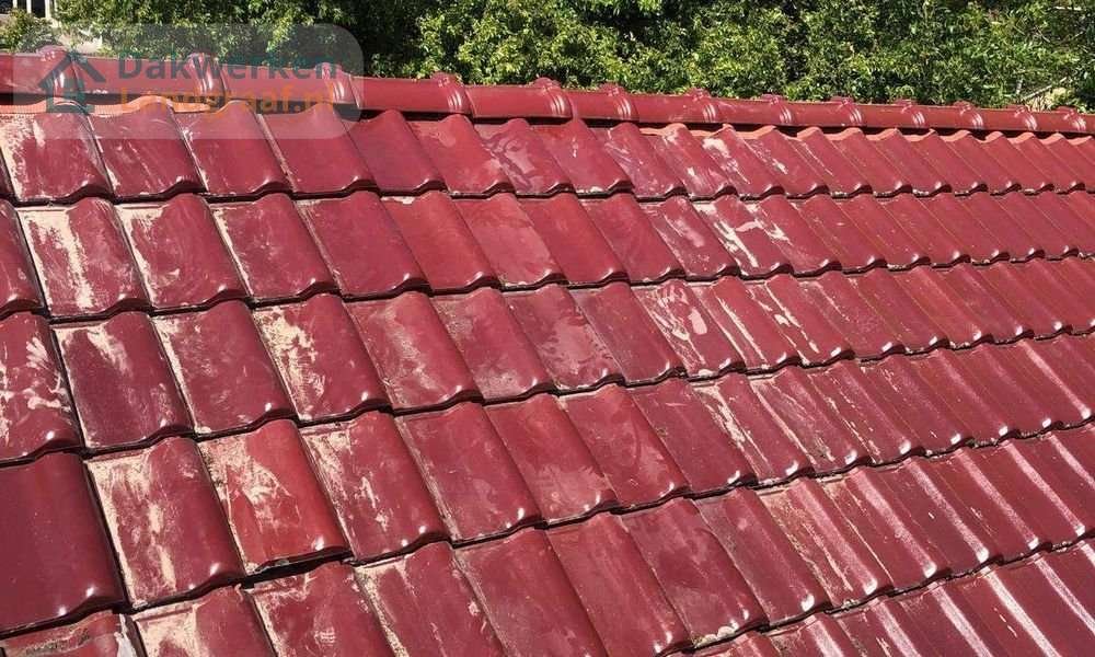 Rood pannendak aangelegd door dakdekker